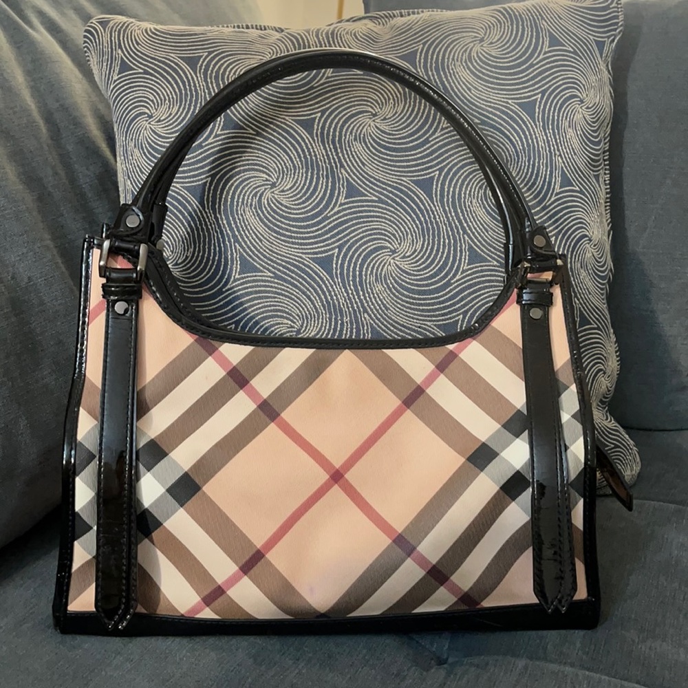 Burberry bag with zipper closure